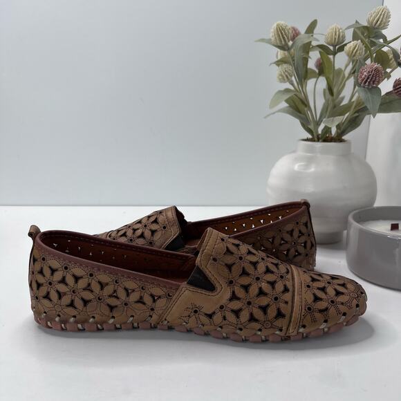 Spring Step Flowerflow Slip on Laser Cut Flat Light Brown Women 10.5 NWOB - Picture 7 of 9